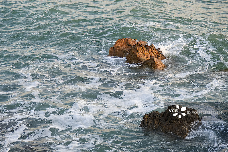 青岛海边的礁石图片素材