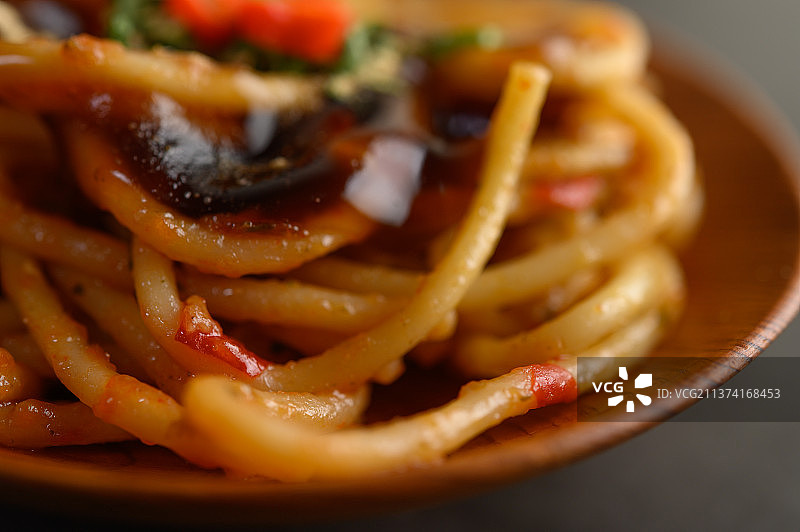 开胃的煮熟意大利面意大利面配番茄酱图片素材