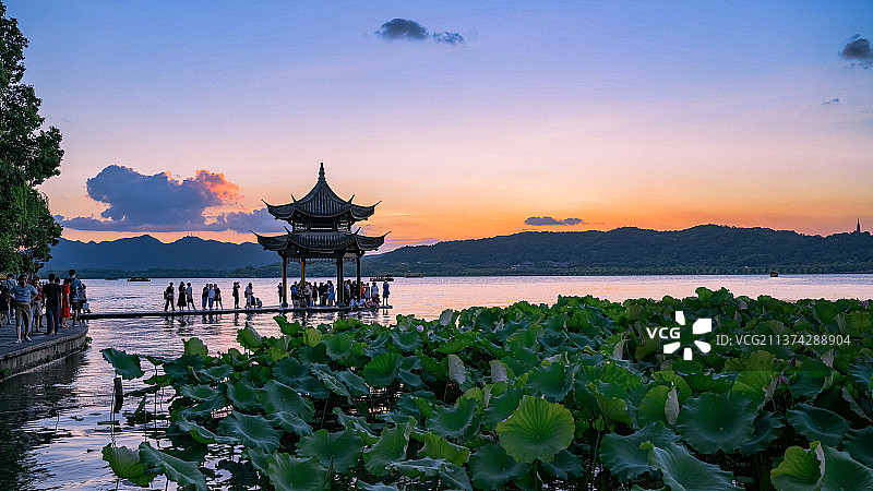 夕阳下的杭州西湖集贤亭图片素材