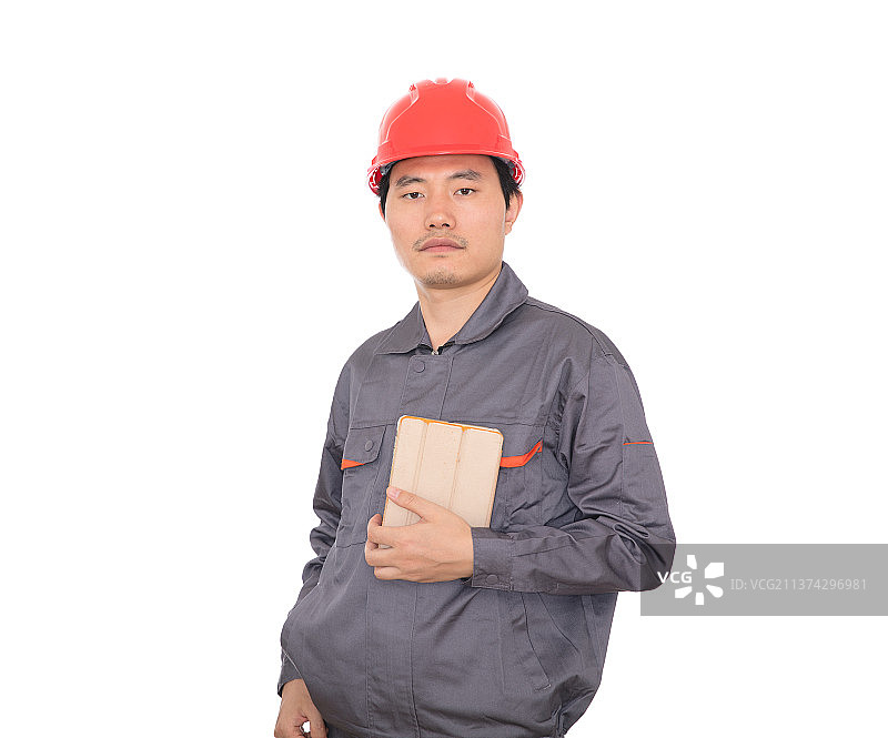 头戴红色安全帽手拿ipad平板电脑的农民工在白背景前图片素材