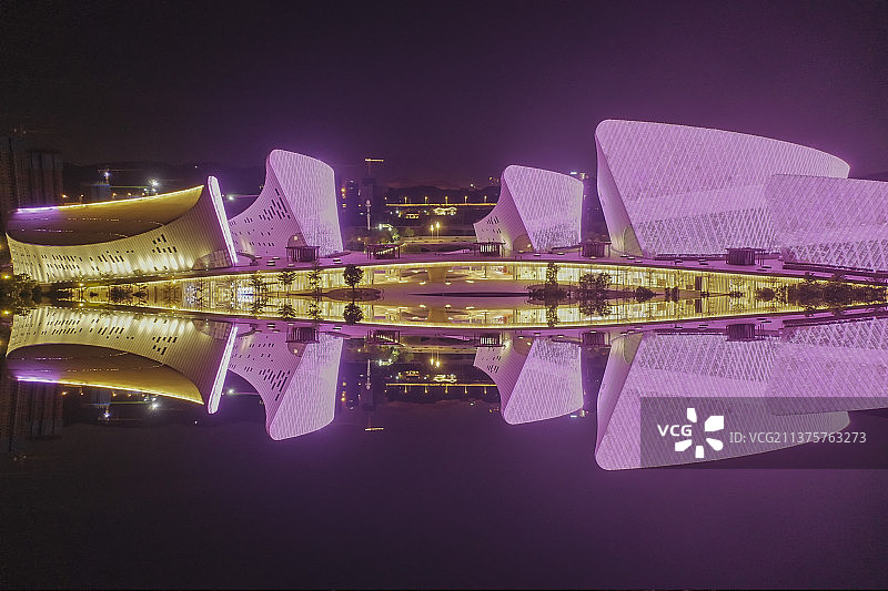 福州海峡艺术文化中心夜景城市景观倒影图片素材
