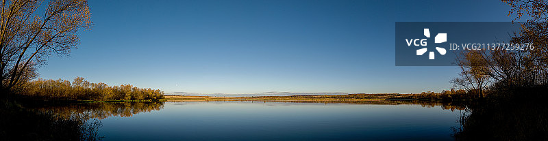 秋湖全景镜映水面，蓝天图片素材