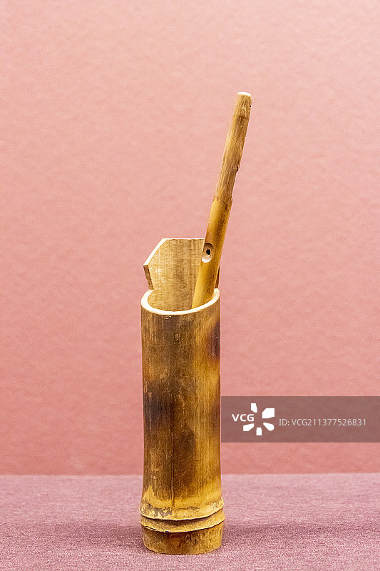 中国工艺美术馆：芒筒（气鸣簧振乐器，管身竹制，铜制簧）图片素材