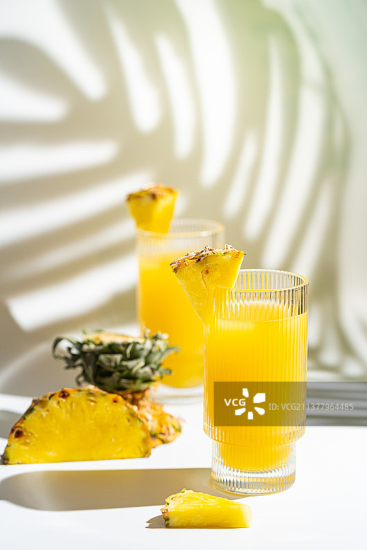 菠萝鸡尾酒或果汁，特写食物在盘子上的桌子图片素材