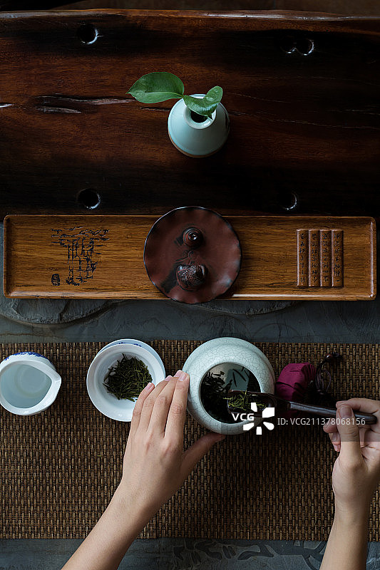 漏手倒茶、露手沏茶、饮茶、茶文化、中国文化、露手、竖构图图片素材