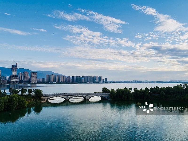 蓝天下的跨江大桥图片素材