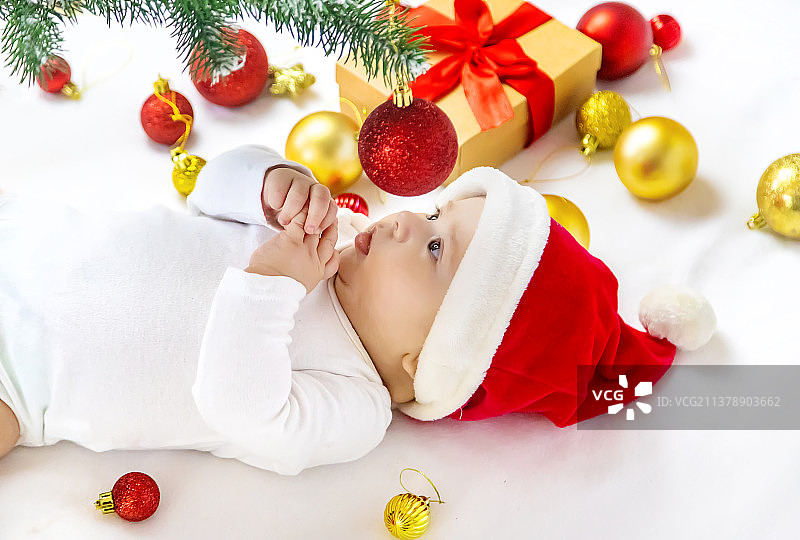 婴儿的圣诞照片与新年装饰选择性焦点图片素材