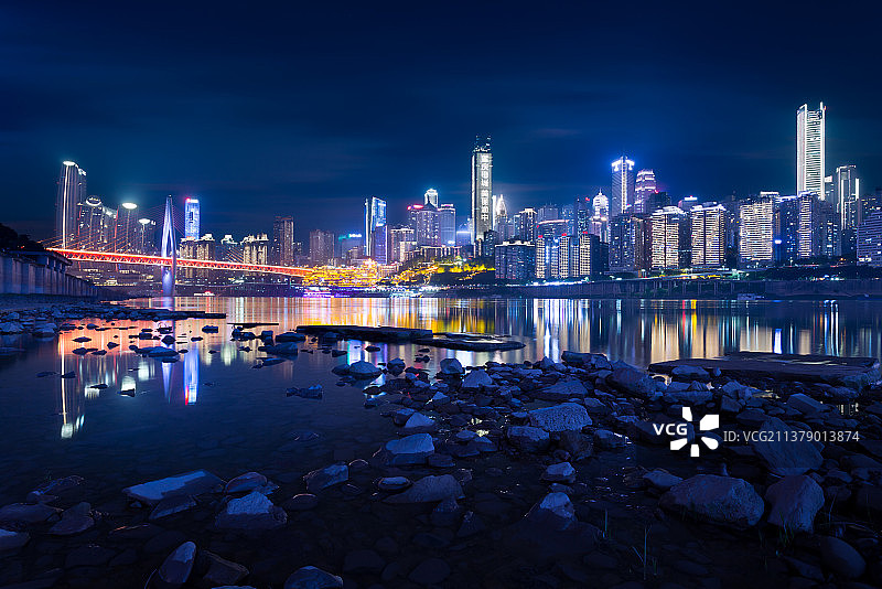 重庆城市夜景，嘉陵江与渝中区灯火辉煌图片素材
