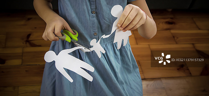 孩子手里拿着纸家庭离婚的概念图片素材
