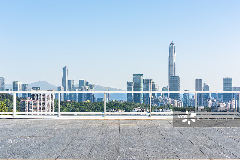 深圳福田CBD城市建筑群和空白无人的砖地广场图片素材