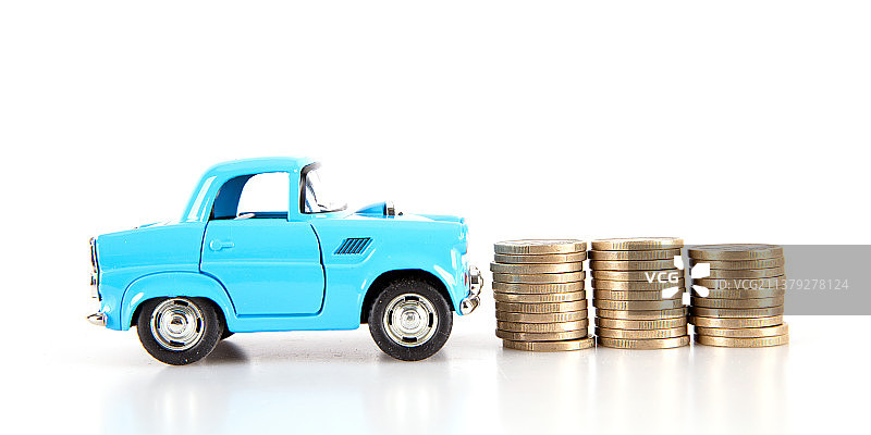 白背景上蓝色汽车模型和一排欧元硬币图片素材