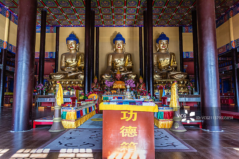 中国内蒙古通辽的胡硕庙大殿佛像室内建筑图片素材