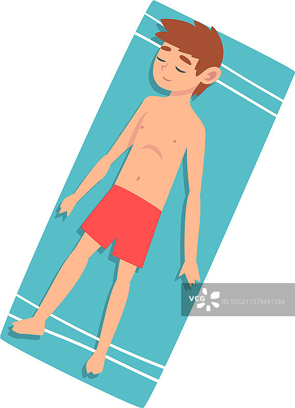 可爱的男孩在沙滩浴巾上晒太阳俯视图的男孩图片素材