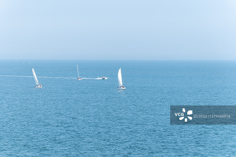 夏日海边帆船运动图片素材
