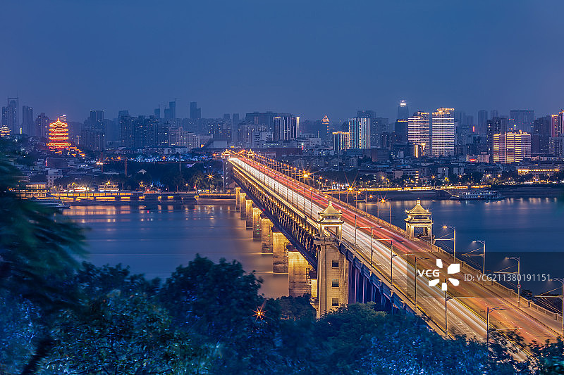 武汉市长江大桥车轨蓝调夜景图片素材