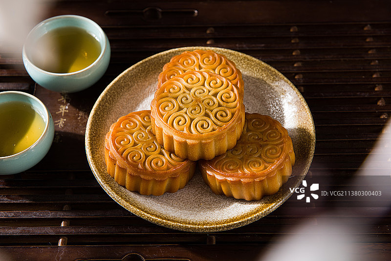 中秋节饮茶吃月饼图片素材