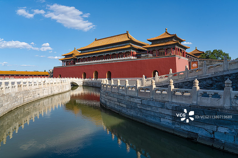 蓝天白云下的北京故宫午门和内金水河图片素材