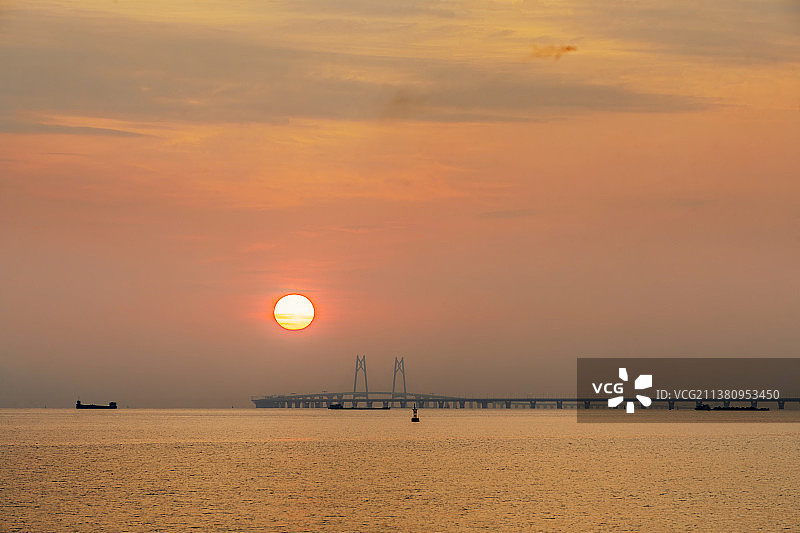 横跨珠江口海域伶仃洋上的港珠澳大桥日出景观图片素材