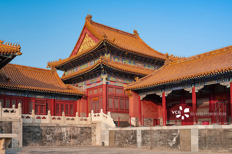 北京故宫的金碧辉煌的古老建筑群图片素材