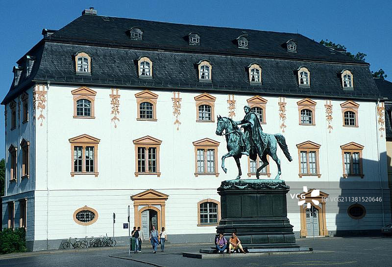 卡尔·奥古斯特公爵的骑马雕像矗立在公爵夫人安娜·阿玛利亚图书馆前，魏玛，图林根州，德国，欧洲图片素材