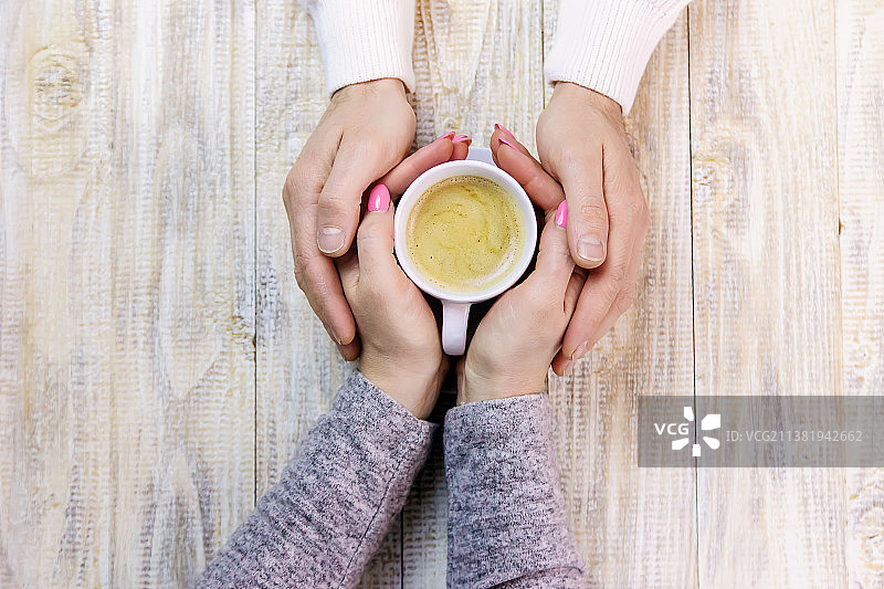 情侣们一起喝咖啡有选择性的聚焦图片素材