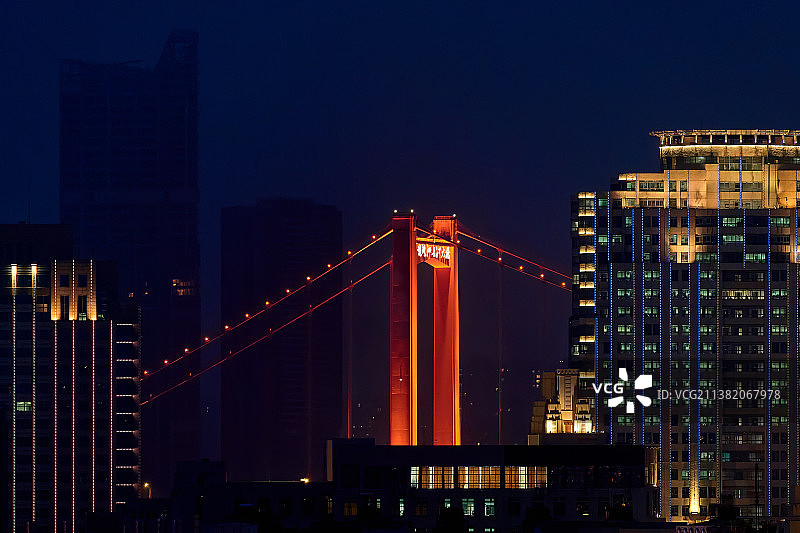 蓝调时刻的鹦鹉洲长江大桥图片素材