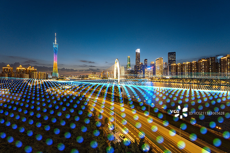 蓝色网格线的广州城市天际线图片素材