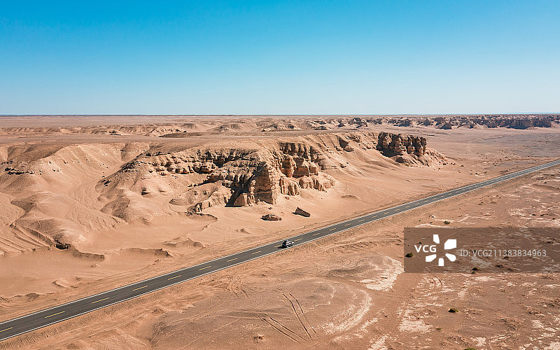新疆哈密魔鬼城自驾游越野旅行干旱戈壁自然风光图片素材