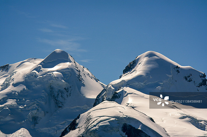 白雪皑皑的山峰，在湛蓝的天空下，白雪皑皑的山景图片素材