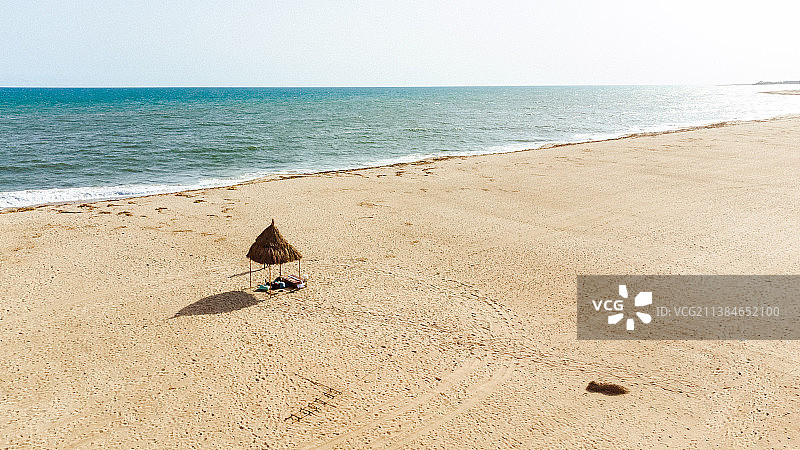 加纳，大阿达，晴朗天空下的海滩风景图片素材