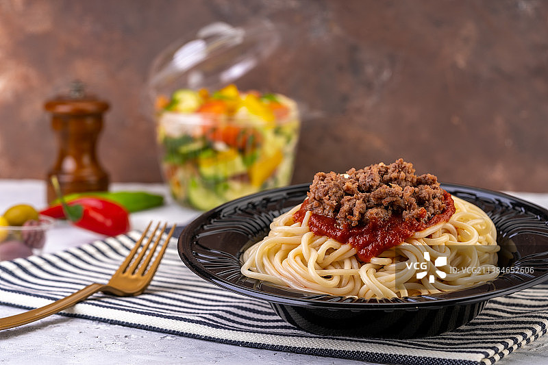 餐盘，主菜，木桌，意大利面在盘子上的特写图片素材