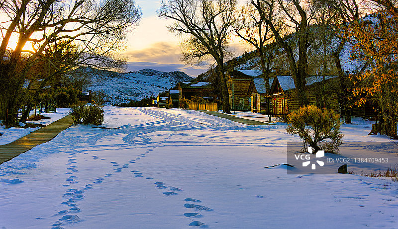 班纳克鬼城，在日落时被雪覆盖的田野对着天空的风景，班纳克，蒙大拿州，美国，美国图片素材