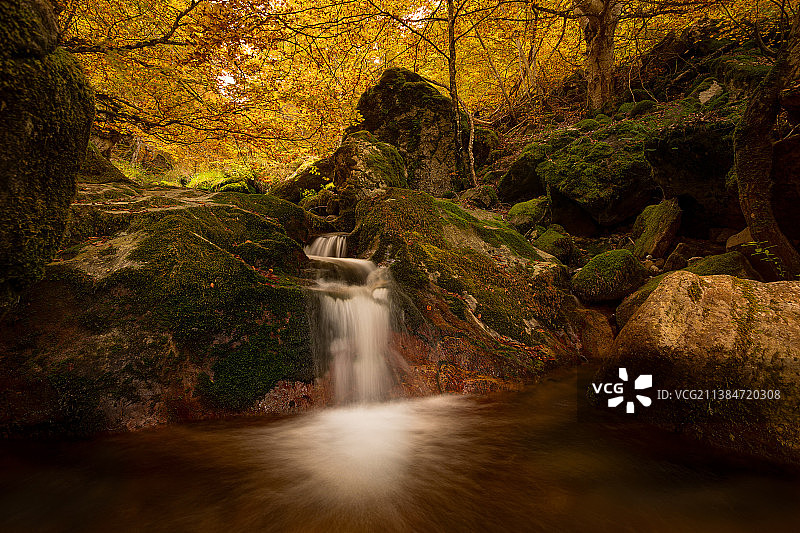 Atmsferas de otoo，森林瀑布的风景图片素材
