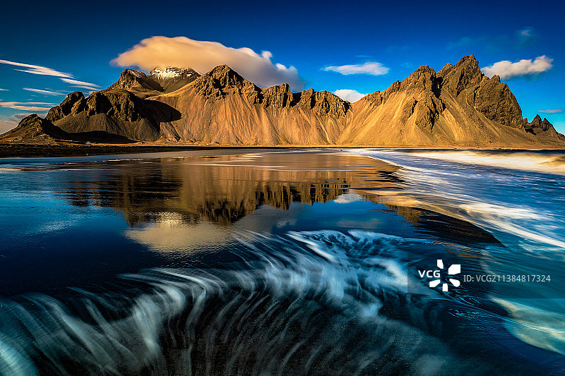 湖和山的景色映衬着蓝天图片素材