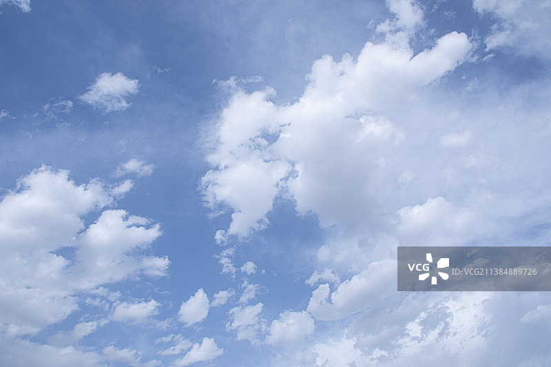 天空中云层的低角度视图图片素材