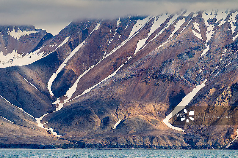 海天映衬下的雪山风景图片素材