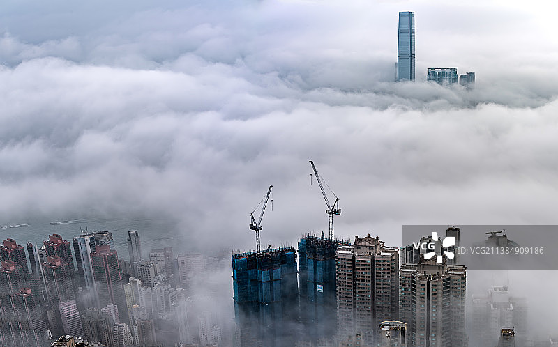 雾港，香港陆家嘴金融区雾中的鸟瞰图图片素材