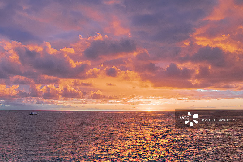 在美国夏威夷，美国，日落时，大海映衬着戏剧性的天空的风景图片素材