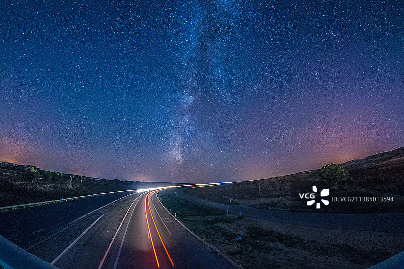 通往宇宙的高速公路，在突尼斯的夜晚，光线在天空中划过的风景图片素材