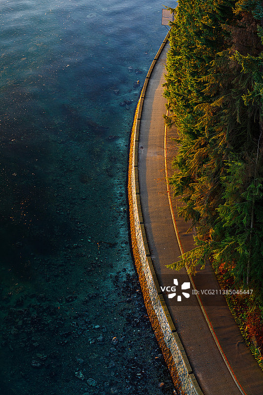 史丹利公园海堤，海上道路的高角度视角图片素材