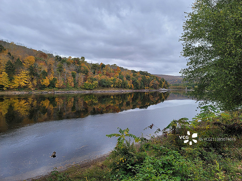 秋天湖泊背对天空的景色图片素材