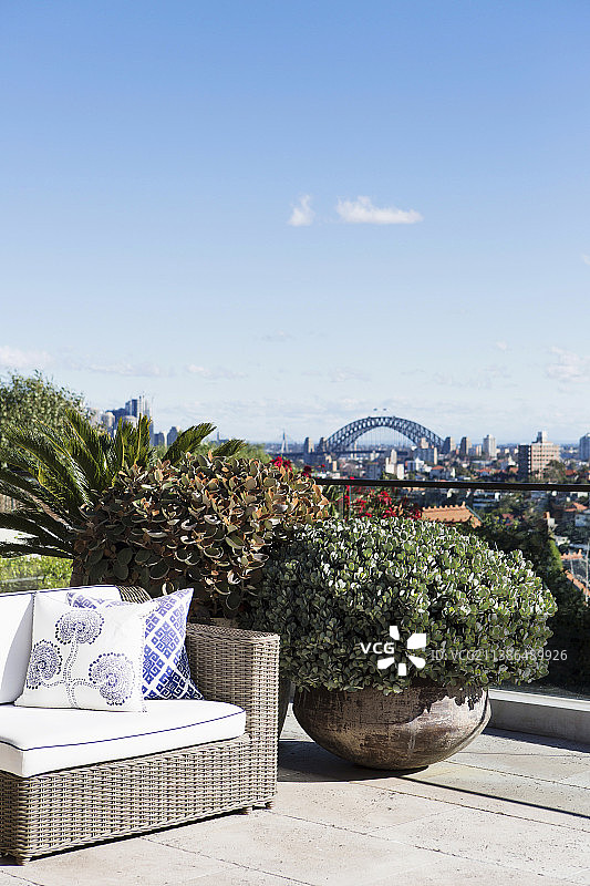 屋顶露台上的座位和植物可以看到城市的景色图片素材