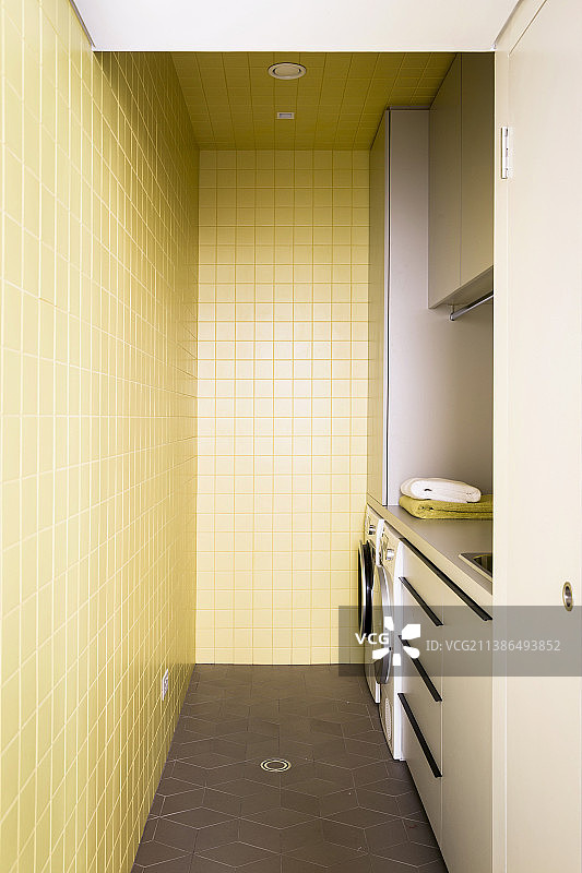 墙面贴着黄色瓷砖的卫生间图片素材