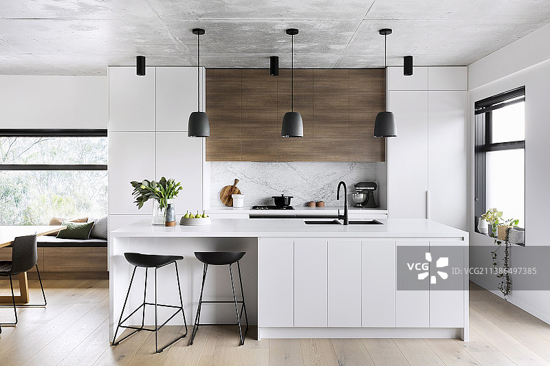 极简主义的开放式厨房，白色与黑色的口音图片素材