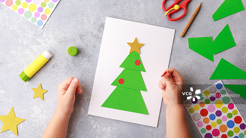 孩子自制了一张圣诞贺卡拼贴纸图片素材