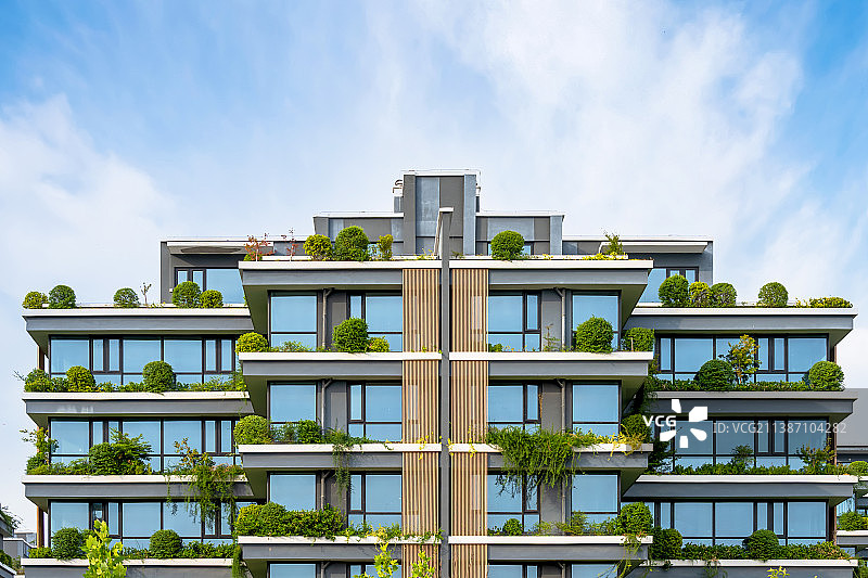 带有垂直空中花园新概念的绿色建筑图片素材