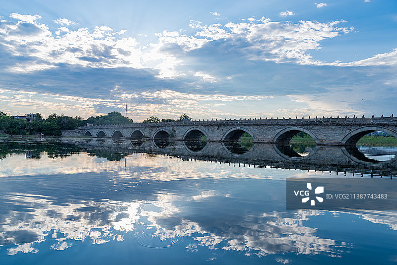 蓝天白云水光倒映下高架桥与石拱桥的风光美景图片素材