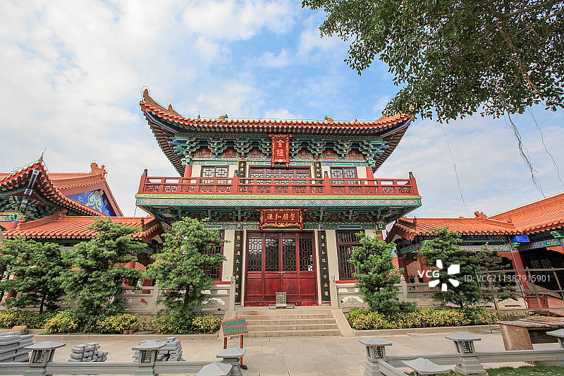 蓝天白云下的广东珠海普陀寺：钟楼图片素材