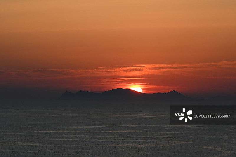 希腊圣托里尼岛，日落时的海景与浪漫的天空相映图片素材
