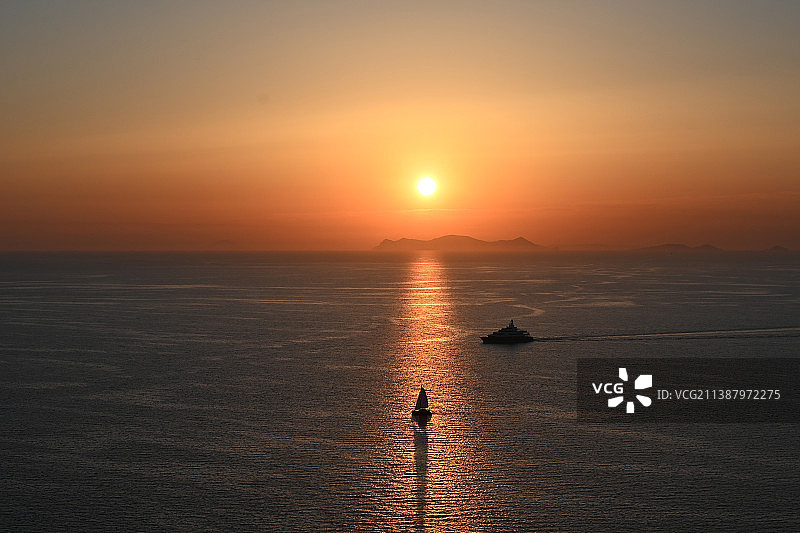 希腊圣托里尼岛，日落时海天相衬的风景图片素材